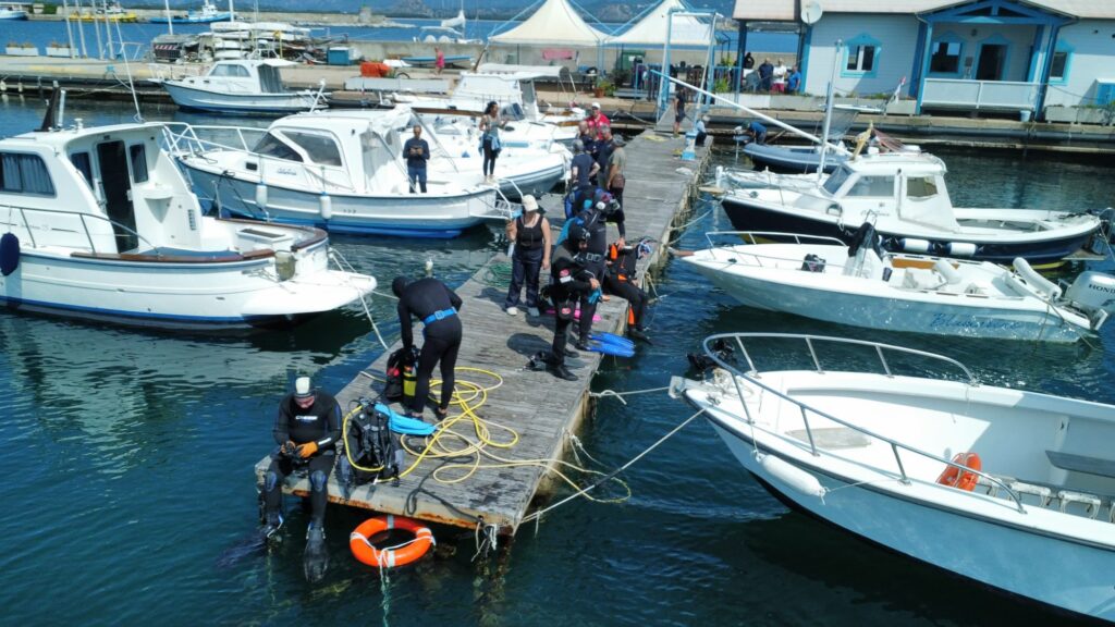 Sub durante i preparativi all'immersione